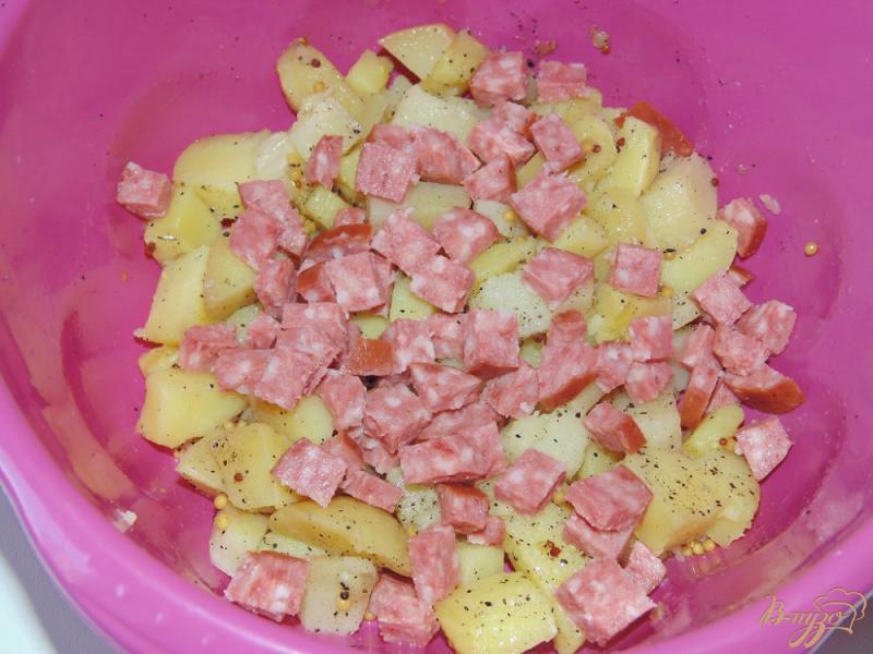 Фото приготовление рецепта: Картофельный салат со шпинатом и копченой колбасой шаг №2