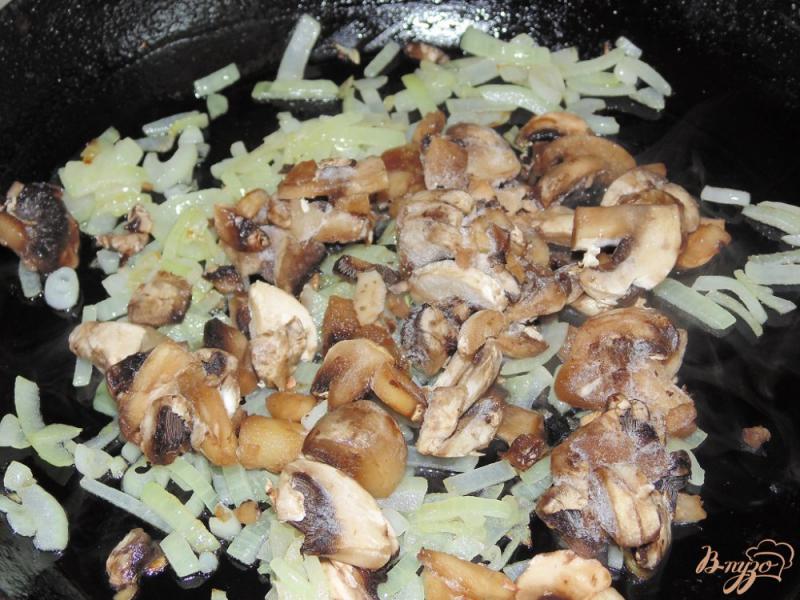 Фото приготовление рецепта: Тертая картофельная запеканка с шампиньонами шаг №1
