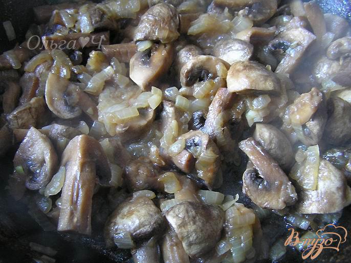 Фото приготовление рецепта: Картофельная запеканка с грибами и зеленым горошком шаг №1