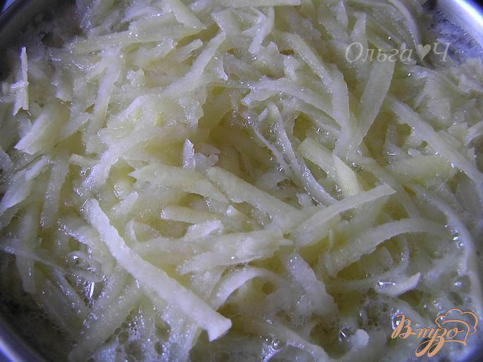 Фото приготовление рецепта: Картофельная запеканка с грибами и зеленым горошком шаг №2
