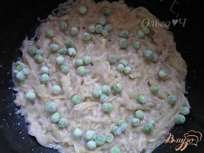 Фото приготовление рецепта: Картофельная запеканка с грибами и зеленым горошком шаг №4