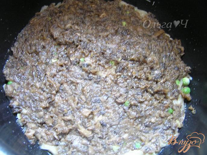Фото приготовление рецепта: Картофельная запеканка с грибами и зеленым горошком шаг №6