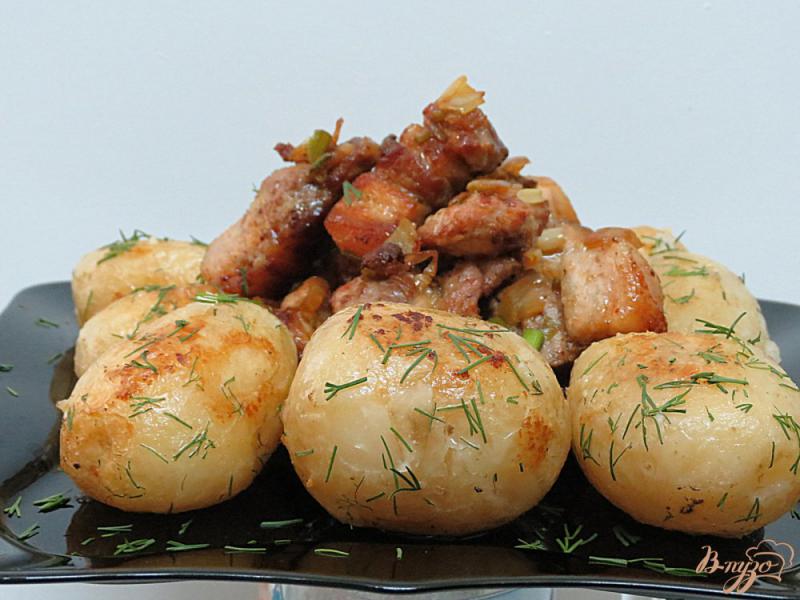 Фото приготовление рецепта: Молодой картофель со свининой шаг №10