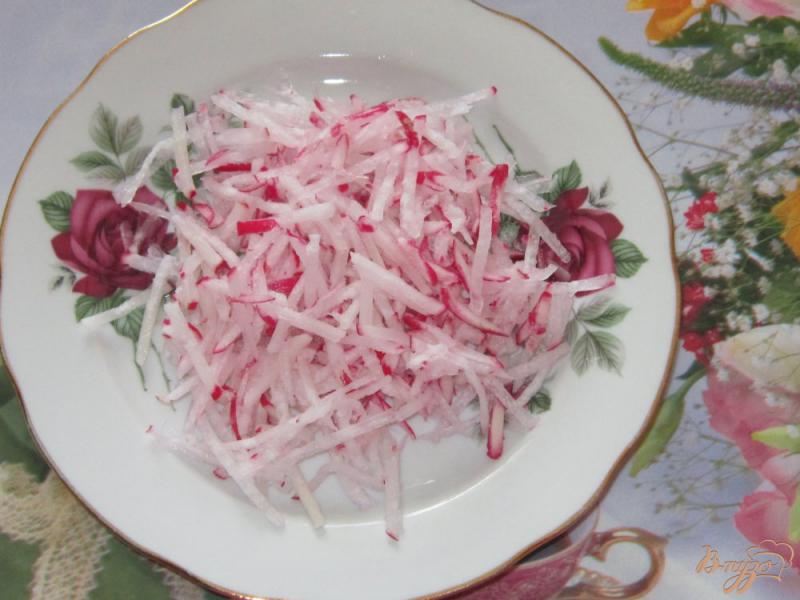 Фото приготовление рецепта: Слоеный салат с ветчиной, огурцом и редисом шаг №3