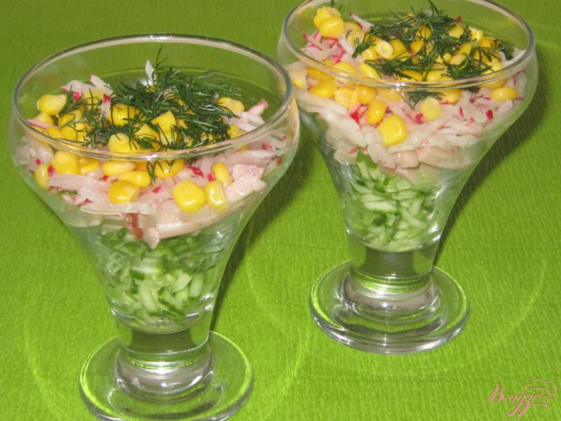 Фото приготовление рецепта: Слоеный салат с ветчиной, огурцом и редисом шаг №7
