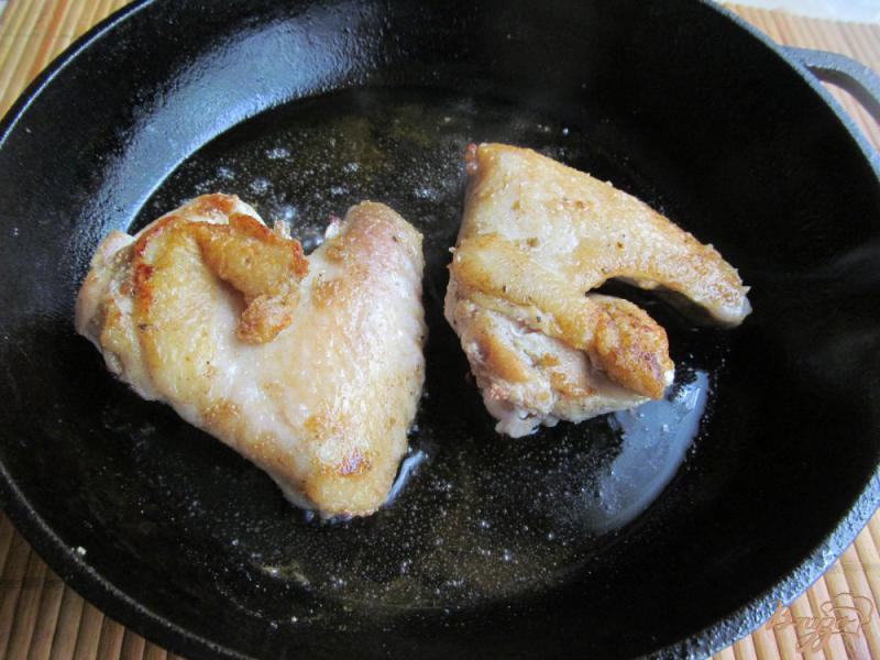 Фото приготовление рецепта: Куриные крылья на кабачковом рагу шаг №1