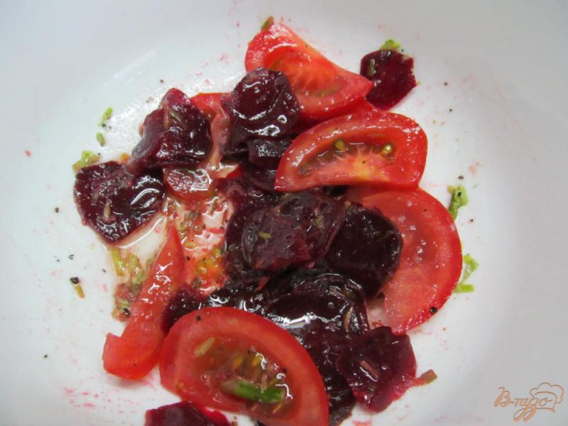 Фото приготовление рецепта: Салат из свеклы с помидором шаг №4