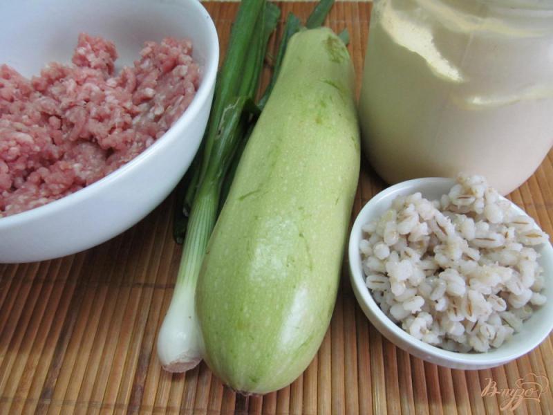 Фото приготовление рецепта: Жареные кабачки с фаршем и перловкой шаг №1