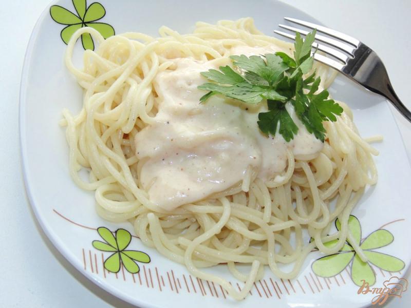 Фото приготовление рецепта: Паста спагетти под соусом бешамель шаг №6