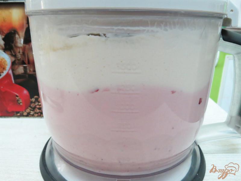 Фото приготовление рецепта: Творожно-сметанный торт с клубникой  ( без выпечки) шаг №3
