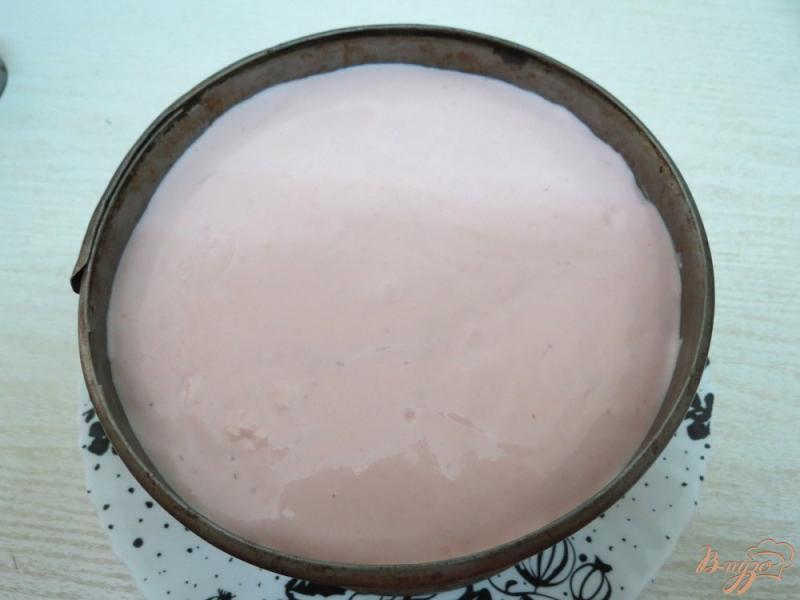 Фото приготовление рецепта: Творожно-сметанный торт с клубникой  ( без выпечки) шаг №5