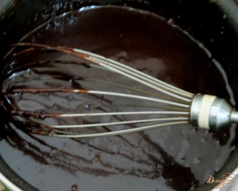 Фото приготовление рецепта: Творожно-сметанный торт с клубникой  ( без выпечки) шаг №6