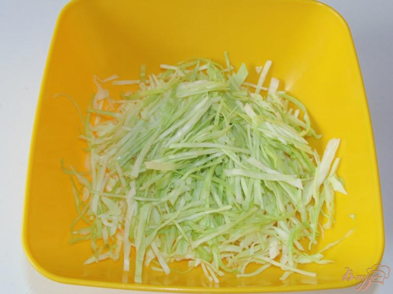 Фото приготовление рецепта: Салат из молодой капусты и свежего кабачка шаг №1