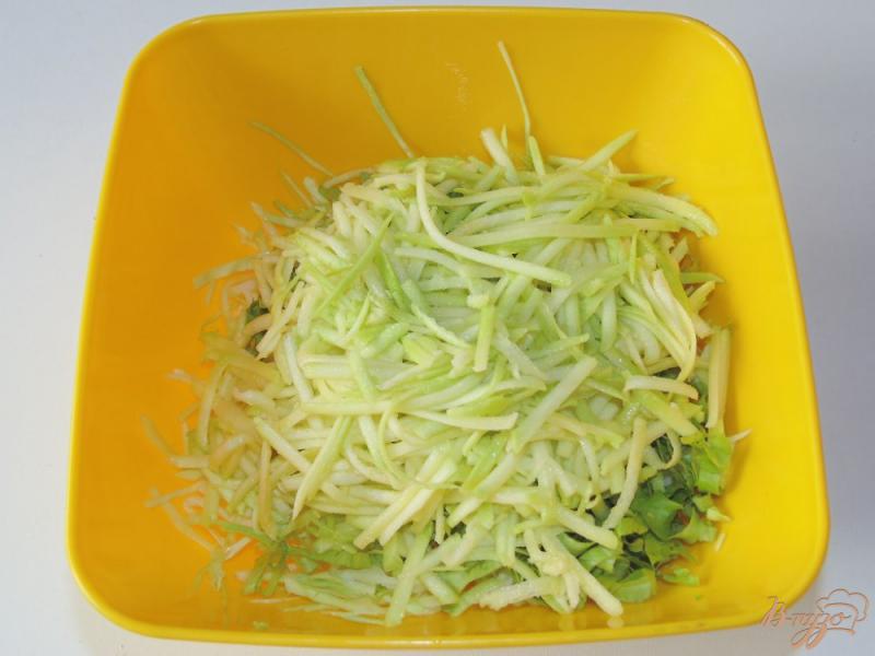 Фото приготовление рецепта: Салат из молодой капусты и свежего кабачка шаг №3