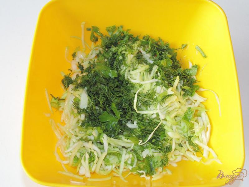 Фото приготовление рецепта: Салат из молодой капусты и свежего кабачка шаг №5