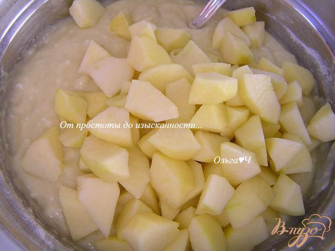 Фото приготовление рецепта: Пирог с яблоками и творогом на оливковом масле шаг №4