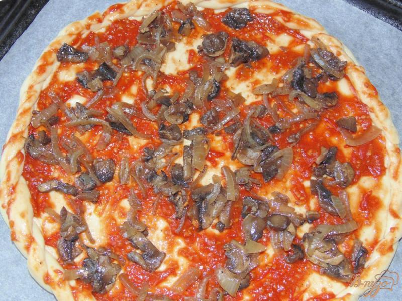 Фото приготовление рецепта: Пицца с шампиньонами и мясом курицы шаг №5