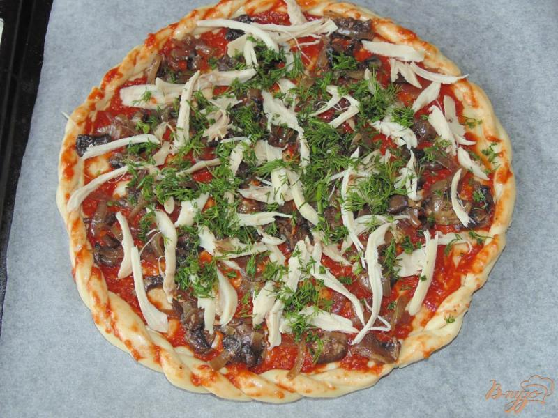 Фото приготовление рецепта: Пицца с шампиньонами и мясом курицы шаг №6