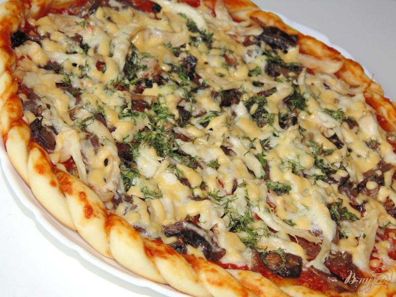 Фото приготовление рецепта: Пицца с шампиньонами и мясом курицы шаг №8