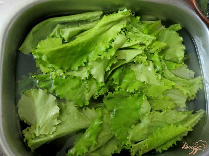 Фото приготовление рецепта: Салат из листьев салата шаг №2