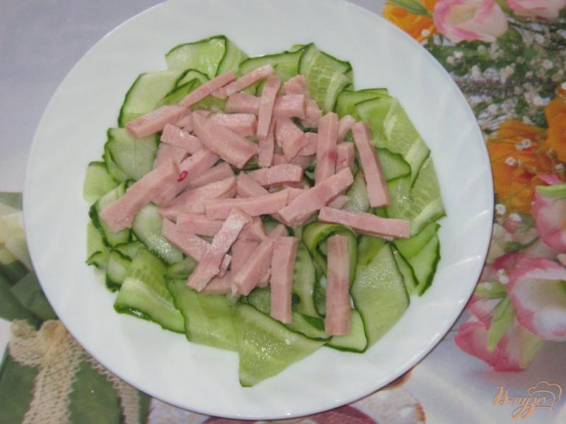 Фото приготовление рецепта: Салат из огурцов и ветчины шаг №2