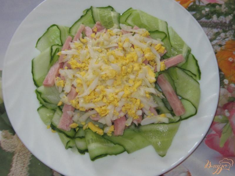 Фото приготовление рецепта: Салат из огурцов и ветчины шаг №3