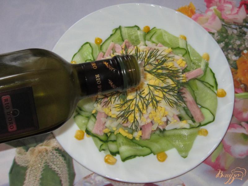 Фото приготовление рецепта: Салат из огурцов и ветчины шаг №4