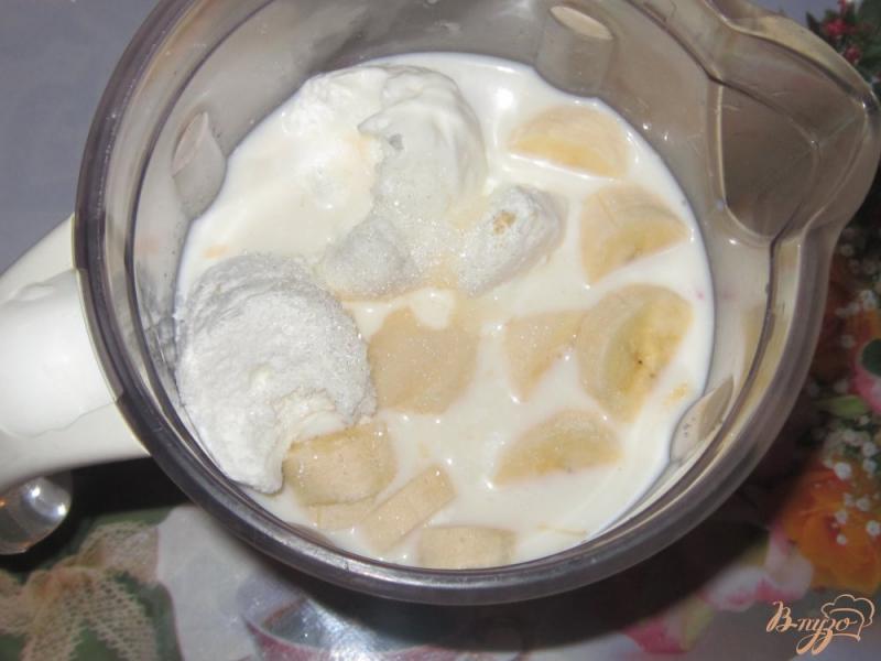 Фото приготовление рецепта: Молочный коктейль из банана, киви, клубники и черешни шаг №5