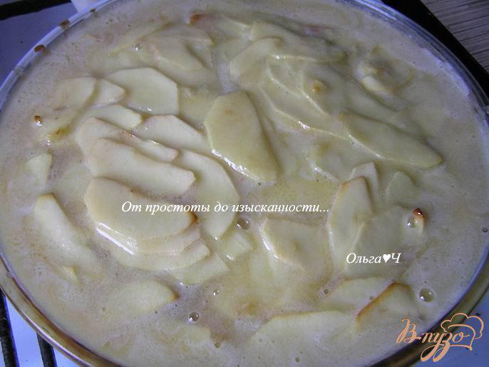 Фото приготовление рецепта: Нормандский яблочный пирог шаг №8