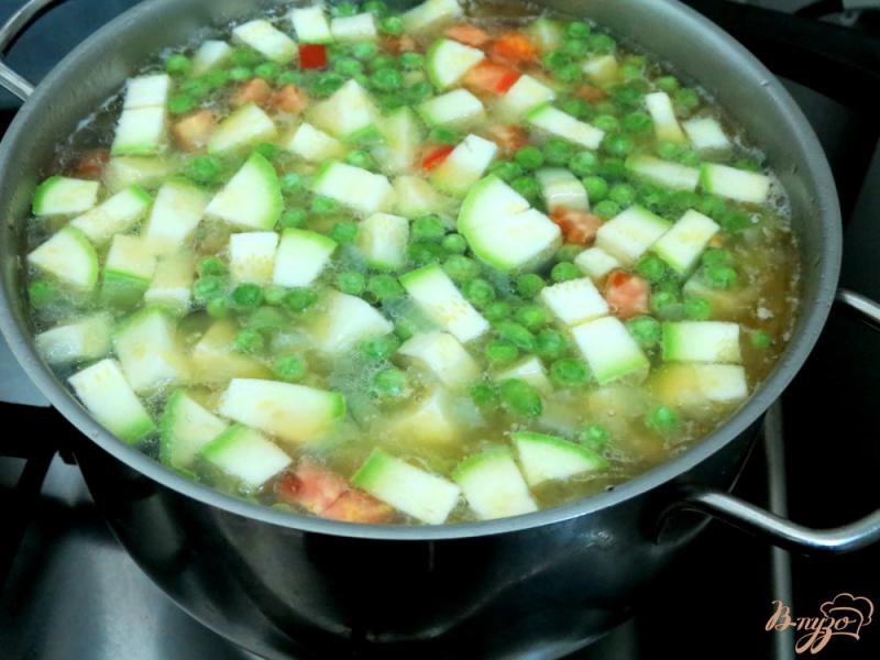 Фото приготовление рецепта: Суп из сёмги, зубатки, пшена и овощей. шаг №9
