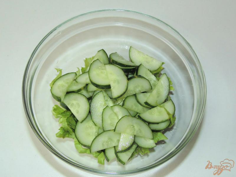 Фото приготовление рецепта: Салат из свежих помидоров, огурцов и чесночных стрелок шаг №3