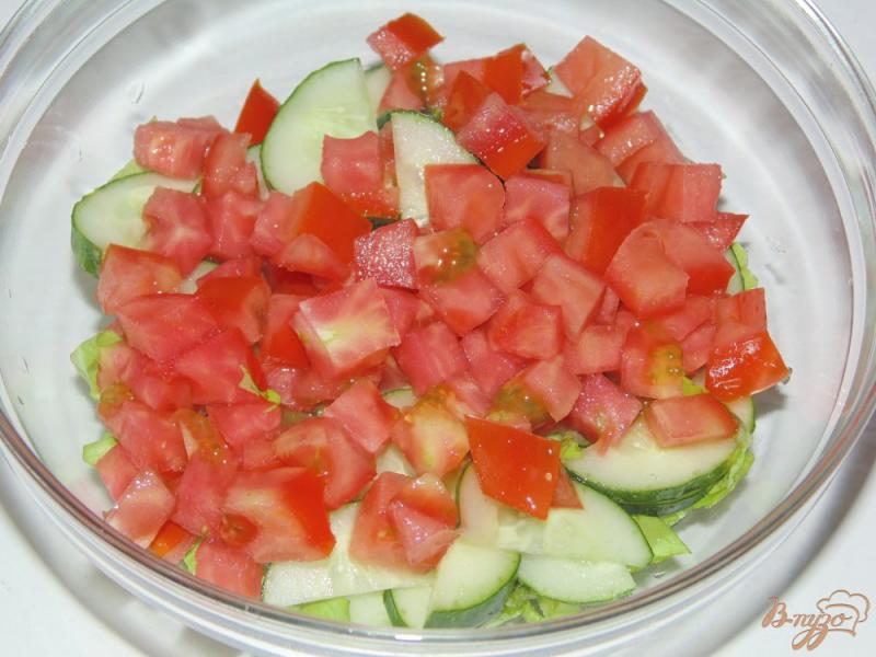 Фото приготовление рецепта: Салат из свежих помидоров, огурцов и чесночных стрелок шаг №4
