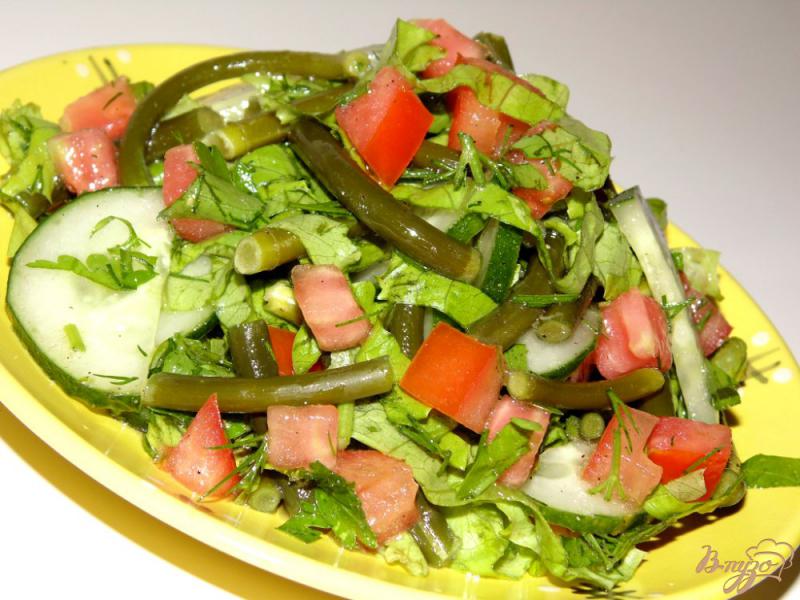 Фото приготовление рецепта: Салат из свежих помидоров, огурцов и чесночных стрелок шаг №6