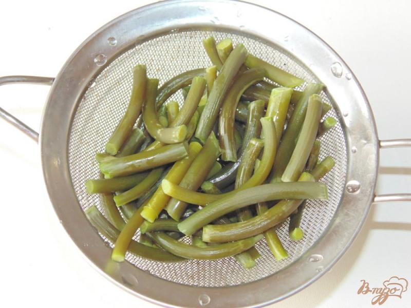 Фото приготовление рецепта: Салат с чесночными стрелками и свежим зеленым горошком шаг №1