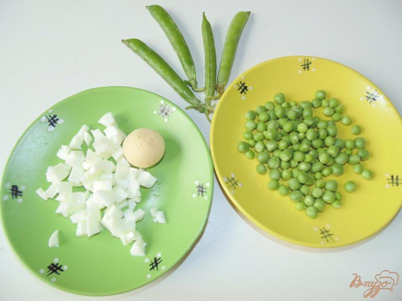 Фото приготовление рецепта: Салат с чесночными стрелками и свежим зеленым горошком шаг №2