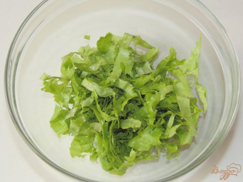Фото приготовление рецепта: Салат с чесночными стрелками и свежим зеленым горошком шаг №3