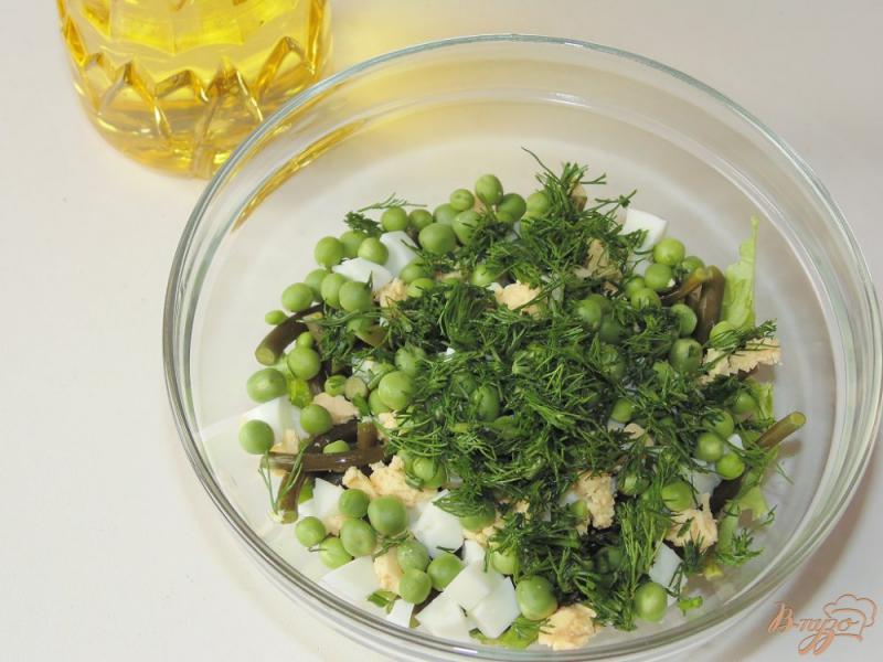 Фото приготовление рецепта: Салат с чесночными стрелками и свежим зеленым горошком шаг №5