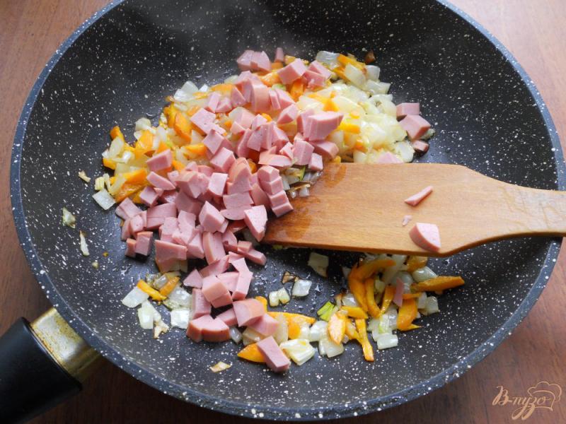 Фото приготовление рецепта: Картофельный суп с сосисками шаг №3