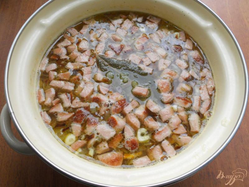 Фото приготовление рецепта: Картофельный суп с сосисками шаг №5