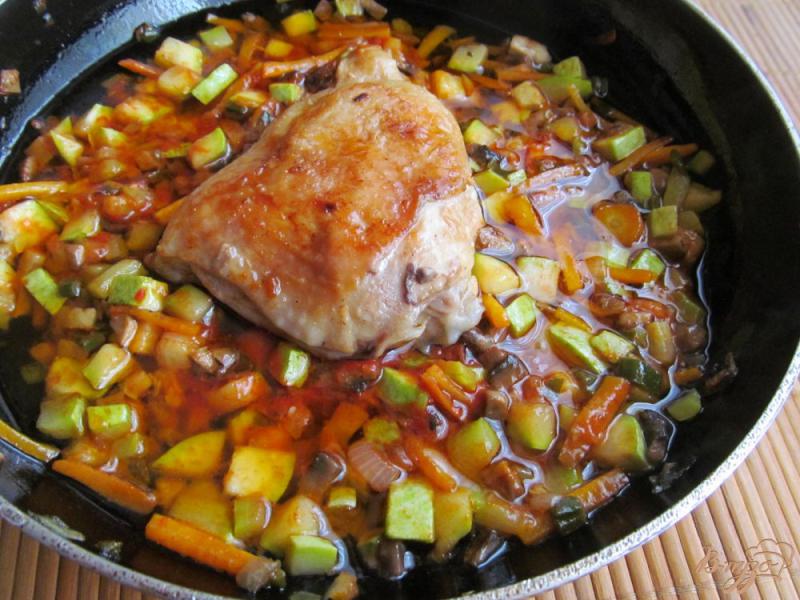 Фото приготовление рецепта: Курица с овощами и булгуром шаг №4