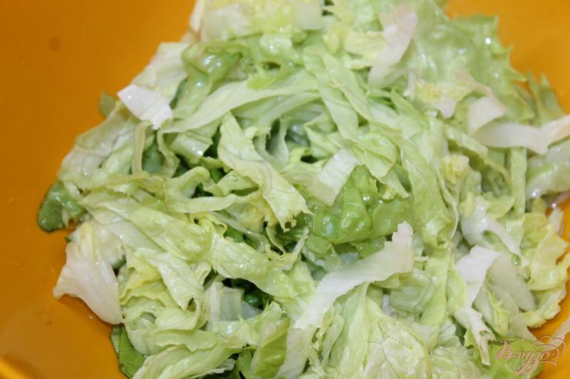 Фото приготовление рецепта: Салат с свежими шампиньонами и овощами с сыром фетой шаг №2