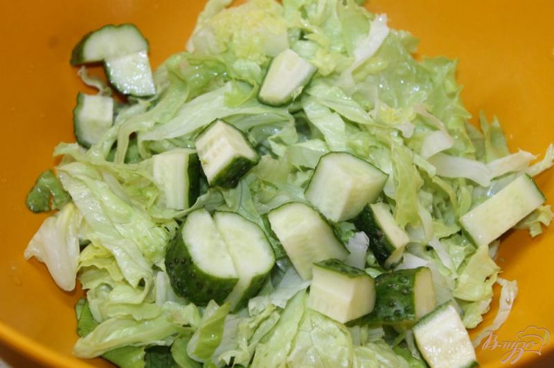 Фото приготовление рецепта: Салат с свежими шампиньонами и овощами с сыром фетой шаг №3