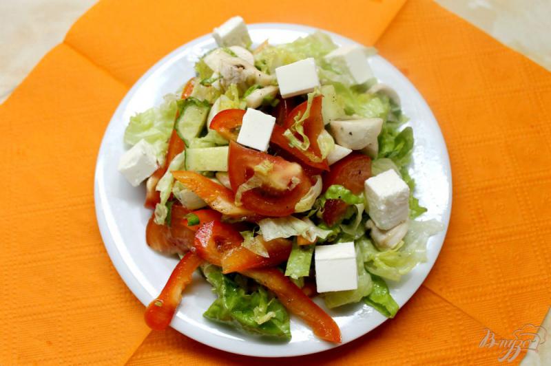 Фото приготовление рецепта: Салат с свежими шампиньонами и овощами с сыром фетой шаг №6