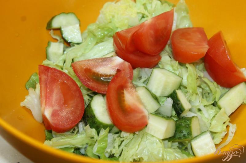 Фото приготовление рецепта: Салат с свежими шампиньонами и овощами с сыром фетой шаг №4