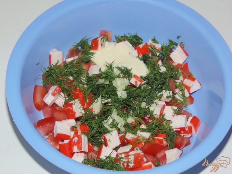 Фото приготовление рецепта: Салат из помидоров с крабовыми палочками и сыром шаг №3