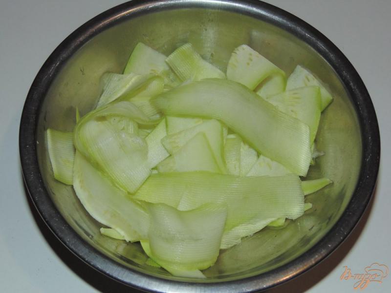 Фото приготовление рецепта: Низкокалорийный салат из молодого кабачка шаг №1
