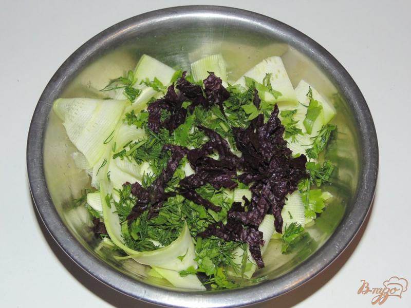 Фото приготовление рецепта: Низкокалорийный салат из молодого кабачка шаг №2