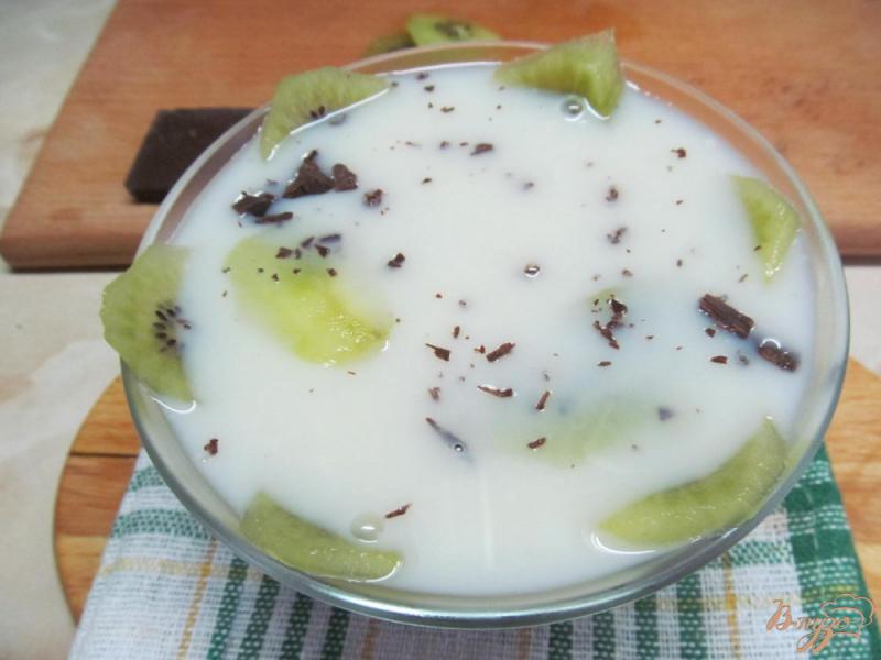 Фото приготовление рецепта: Молочный десерт с киви шаг №8