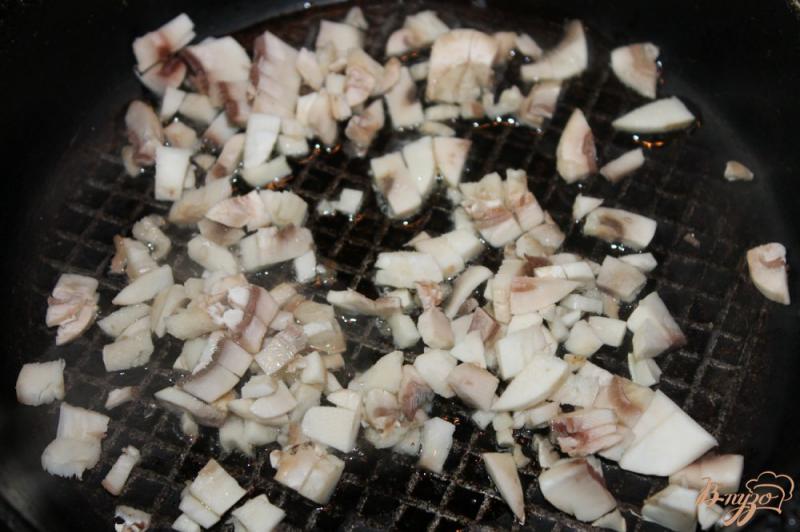Фото приготовление рецепта: Свиные мини рулеты с кинзой, фетой и грибами шаг №4