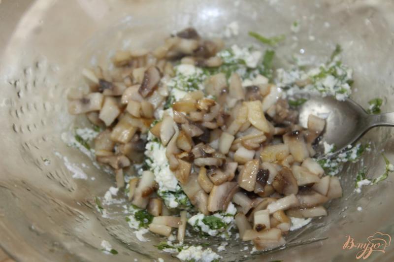 Фото приготовление рецепта: Свиные мини рулеты с кинзой, фетой и грибами шаг №6